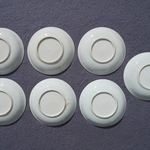 Six tasses et sept soucoupes en porcelaine de Chine bleu et blanc à dorure, Kangxi/Yongzheng — photo 11