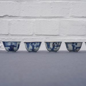 Six tasses et sept soucoupes en porcelaine de Chine bleu et blanc à dorure, Kangxi/Yongzheng — photo 12