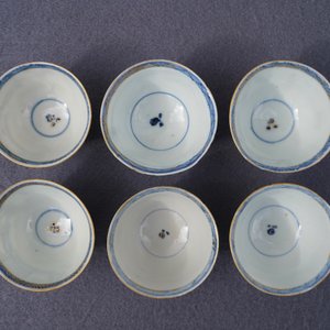 Six tasses et sept soucoupes en porcelaine de Chine bleu et blanc à dorure, Kangxi/Yongzheng — photo 14