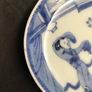 Six tasses et sept soucoupes en porcelaine de Chine bleu et blanc à dorure, Kangxi/Yongzheng — photo 18