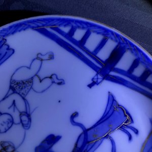 Six tasses et sept soucoupes en porcelaine de Chine bleu et blanc à dorure, Kangxi/Yongzheng — photo 24
