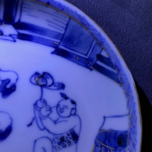 Six tasses et sept soucoupes en porcelaine de Chine bleu et blanc à dorure, Kangxi/Yongzheng — photo 25
