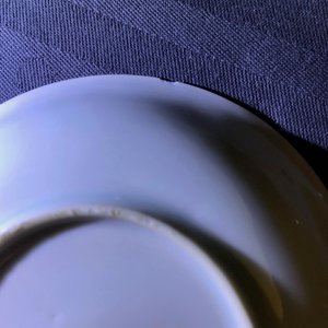 Six tasses et sept soucoupes en porcelaine de Chine bleu et blanc à dorure, Kangxi/Yongzheng — photo 28