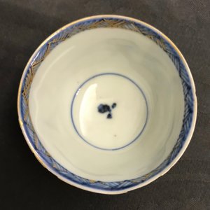 Six tasses et sept soucoupes en porcelaine de Chine bleu et blanc à dorure, Kangxi/Yongzheng — photo 29