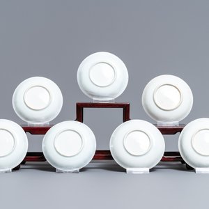 Six tasses et sept soucoupes en porcelaine de Chine bleu et blanc à dorure, Kangxi/Yongzheng — photo 3