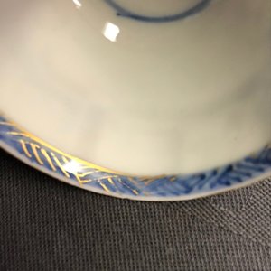 Six tasses et sept soucoupes en porcelaine de Chine bleu et blanc à dorure, Kangxi/Yongzheng — photo 35