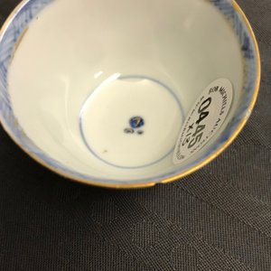 Six tasses et sept soucoupes en porcelaine de Chine bleu et blanc à dorure, Kangxi/Yongzheng — photo 39