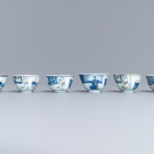 Six tasses et sept soucoupes en porcelaine de Chine bleu et blanc à dorure, Kangxi/Yongzheng — photo 6