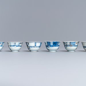Six tasses et sept soucoupes en porcelaine de Chine bleu et blanc à dorure, Kangxi/Yongzheng — photo 7