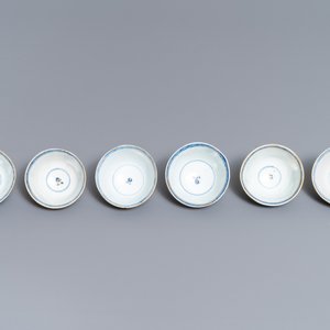 Six tasses et sept soucoupes en porcelaine de Chine bleu et blanc à dorure, Kangxi/Yongzheng — photo 8