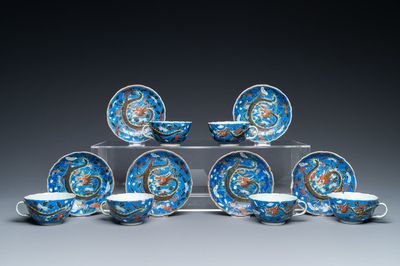 Six tasses et soucoupes en porcelaine de Chine à décor de dragons sur fond bleu, 19ème