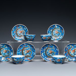Six tasses et soucoupes en porcelaine de Chine à décor de dragons sur fond bleu, 19ème — photo 1