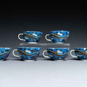 Six tasses et soucoupes en porcelaine de Chine à décor de dragons sur fond bleu, 19ème — photo 6