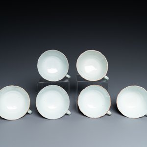 Six tasses et soucoupes en porcelaine de Chine à décor de dragons sur fond bleu, 19ème — photo 8