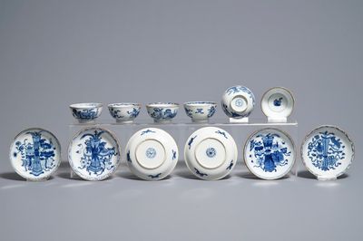 Six tasses et soucoupes en porcelaine de Chine bleu et blanc à décor d'antiquités, Kangxi