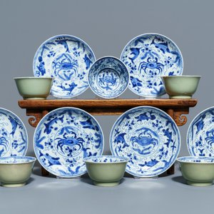 Six tasses et soucoupes en porcelaine de Chine bleu et blanc et céladon, Kangxi — photo 1