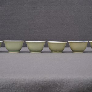 Six tasses et soucoupes en porcelaine de Chine bleu et blanc et céladon, Kangxi — photo 27