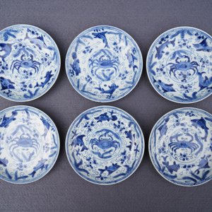 Six tasses et soucoupes en porcelaine de Chine bleu et blanc et céladon, Kangxi — photo 30