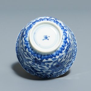 Six tasses et soucoupes en porcelaine de Chine bleu et blanc, Kangxi — photo 4