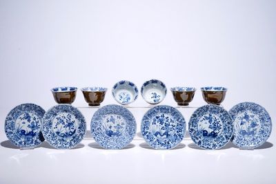 Six tasses et soucoupes en porcelaine de Chine bleu et blanc sur fond brun capucin, Kangxi