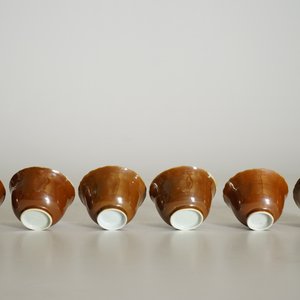 Six tasses et soucoupes en porcelaine de Chine bleu et blanc sur fond brun capucin, Kangxi — photo 11