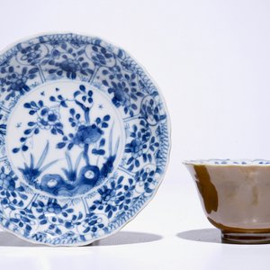 Six tasses et soucoupes en porcelaine de Chine bleu et blanc sur fond brun capucin, Kangxi — photo 2