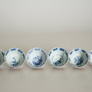 Six tasses et soucoupes en porcelaine de Chine bleu et blanc sur fond brun capucin, Kangxi — photo 10