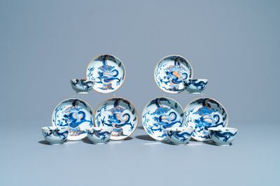 Six tasses et soucoupes en porcelaine de Chine doucai à décor de dragons, Kangxi