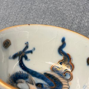 Six tasses et soucoupes en porcelaine de Chine doucai à décor de dragons, Kangxi — photo 18