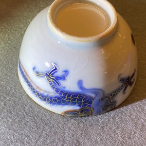 Six tasses et soucoupes en porcelaine de Chine doucai à décor de dragons, Kangxi — photo 21