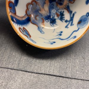 Six tasses et soucoupes en porcelaine de Chine doucai à décor de dragons, Kangxi — photo 25