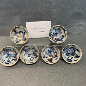 Six tasses et soucoupes en porcelaine de Chine doucai à décor de dragons, Kangxi — photo 28