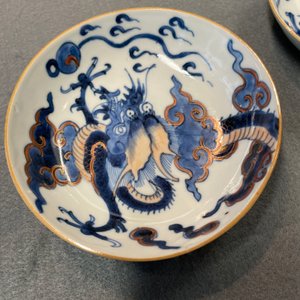 Six tasses et soucoupes en porcelaine de Chine doucai à décor de dragons, Kangxi — photo 34