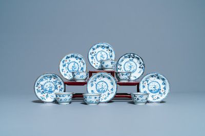 Six tasses et soucoupes en porcelaine de Chine en bleu, blanc et rouge de fer, Kangxi
