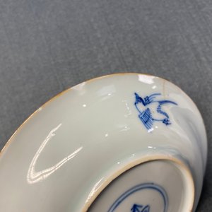 Six tasses et soucoupes en porcelaine de Chine en bleu, blanc et rouge de fer, Kangxi — photo 13