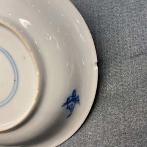 Six tasses et soucoupes en porcelaine de Chine en bleu, blanc et rouge de fer, Kangxi — photo 18