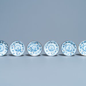Six tasses et soucoupes en porcelaine de Chine en bleu, blanc et rouge de fer, Kangxi — photo 2