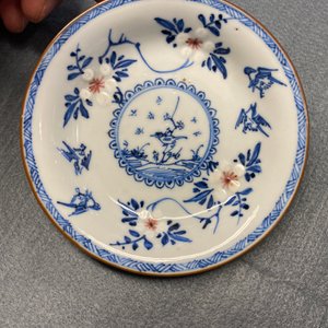 Six tasses et soucoupes en porcelaine de Chine en bleu, blanc et rouge de fer, Kangxi — photo 22