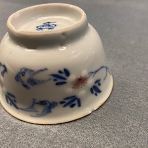 Six tasses et soucoupes en porcelaine de Chine en bleu, blanc et rouge de fer, Kangxi — photo 30