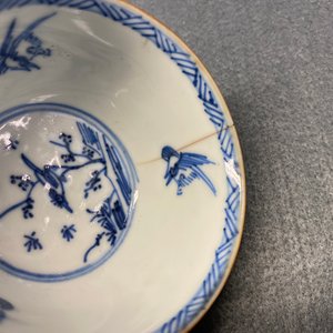 Six tasses et soucoupes en porcelaine de Chine en bleu, blanc et rouge de fer, Kangxi — photo 34