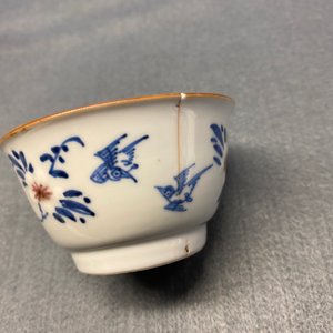 Six tasses et soucoupes en porcelaine de Chine en bleu, blanc et rouge de fer, Kangxi — photo 35