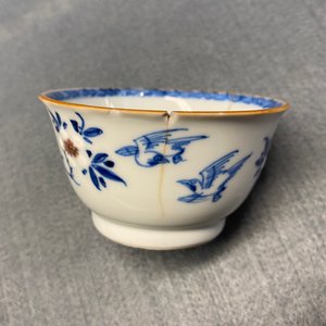 Six tasses et soucoupes en porcelaine de Chine en bleu, blanc et rouge de fer, Kangxi — photo 37