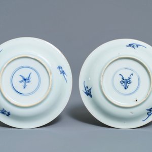 Six tasses et soucoupes en porcelaine de Chine en bleu, blanc et rouge, Kangxi — photo 19