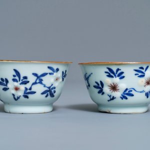 Six tasses et soucoupes en porcelaine de Chine en bleu, blanc et rouge, Kangxi — photo 23