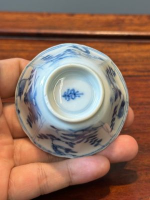 Six tasses et soucoupes en porcelaine de Chine en bleu et blac, marque de lingzhi, Kangxi — photo 6