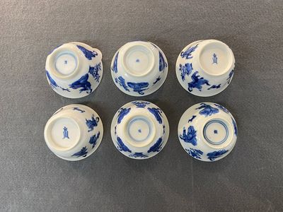 Six tasses et soucoupes en porcelaine de Chine en bleu et blanc à décor de dames et de chiens, Kangxi — photo 4