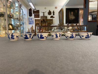 Six tasses et soucoupes en porcelaine de Chine en bleu et blanc à décor de dames et de chiens, Kangxi — photo 6