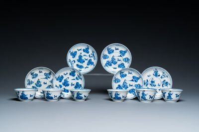 Six tasses et soucoupes en porcelaine de Chine en bleu et blanc à décor de dames et de chiens, Kangxi