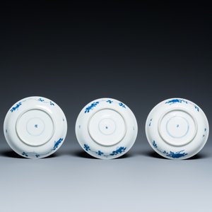 Six tasses et soucoupes en porcelaine de Chine en bleu et blanc à décor de dames et de chiens, Kangxi — photo 3