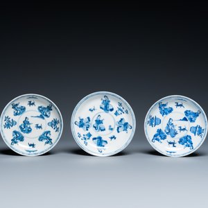Six tasses et soucoupes en porcelaine de Chine en bleu et blanc à décor de dames et de chiens, Kangxi — photo 4